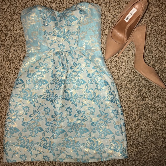 Kimchi Blue Dresses & Skirts - GORGEOUS strapless Kimchi Blue dress